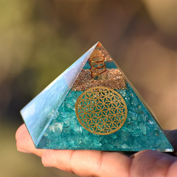 Pirámide de orgón curativo de cristal transparente con aguamarina de Olivenorma 