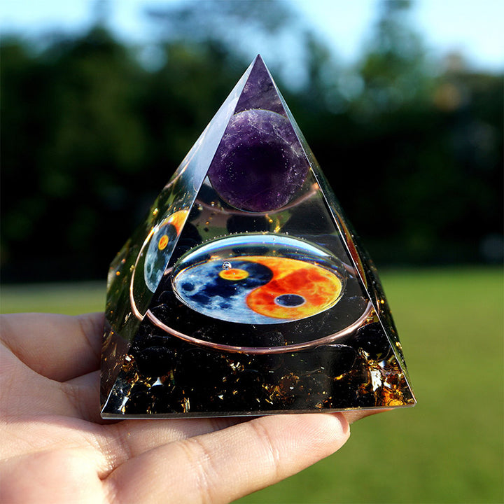 Pirámide orgónica de equilibrio Yin Yang de la serie Amatista de Olivenorma 