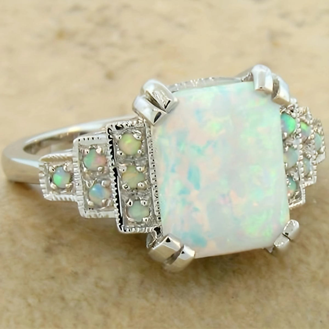 Anillo de plata antigua con ópalo blanco cuadrado de Olivenorma