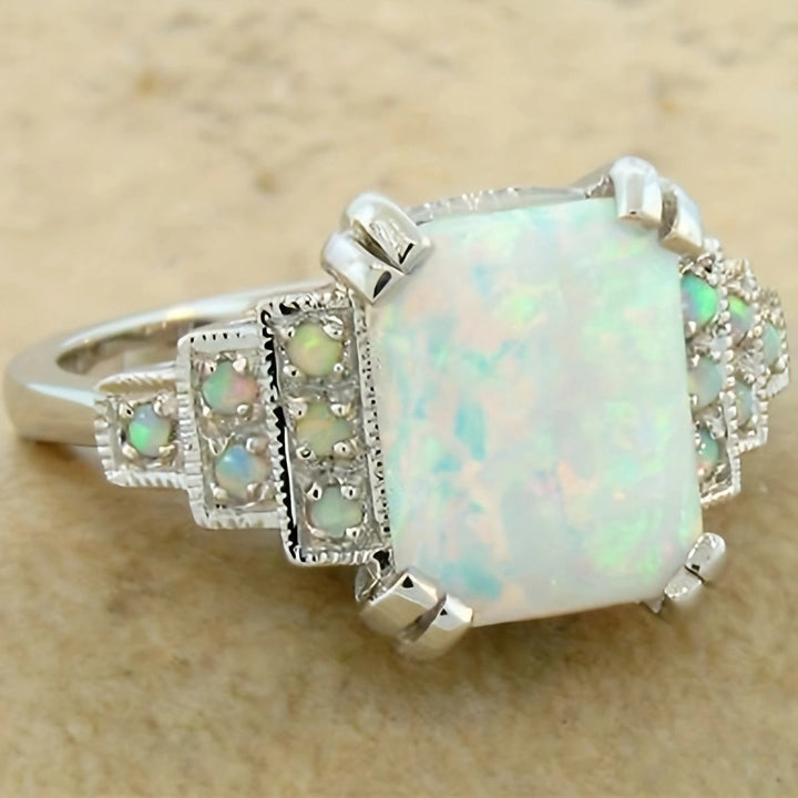 Anillo de plata antigua con ópalo blanco cuadrado de Olivenorma