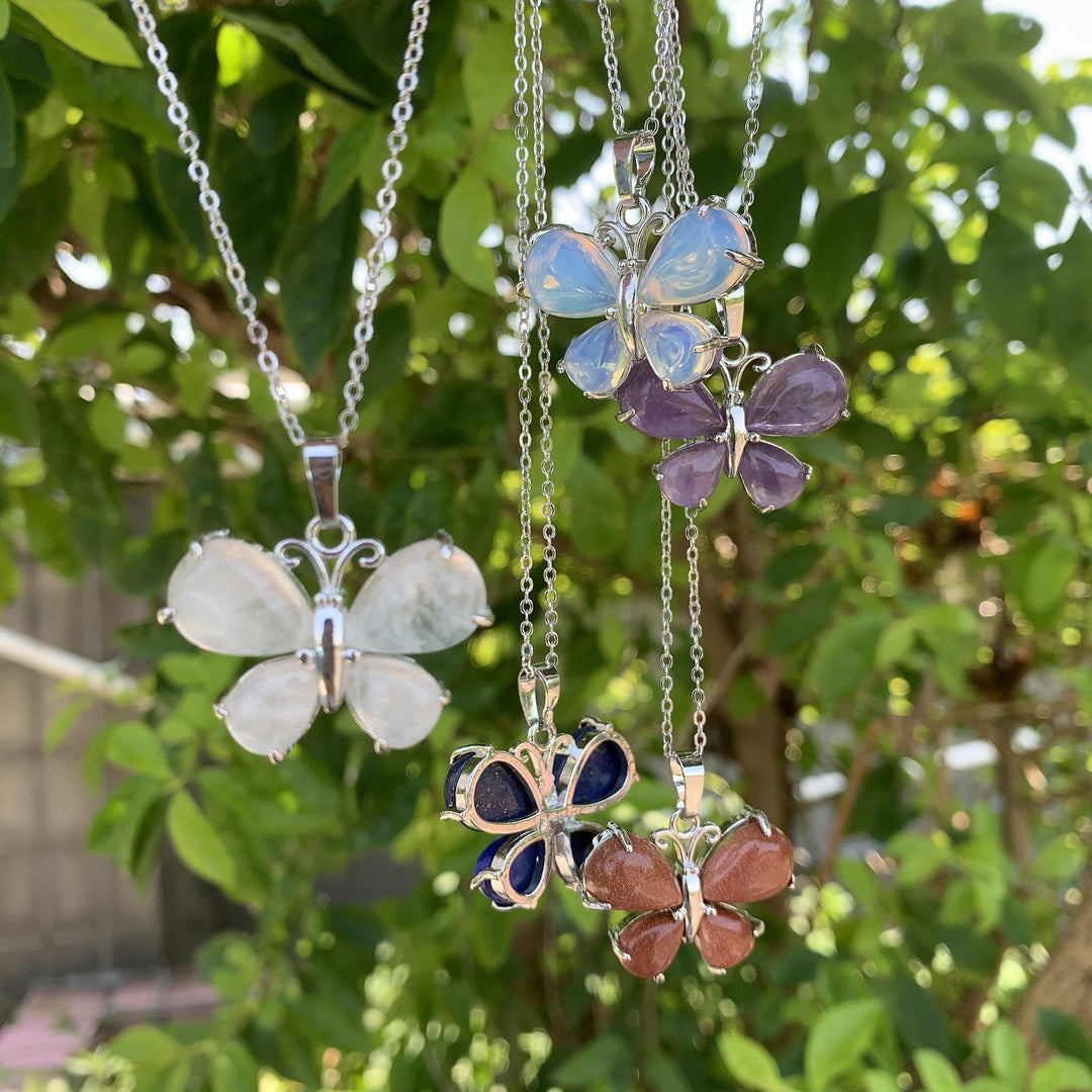 Collar con forma de mariposa y piedras preciosas de cristal natural de Olivenorma