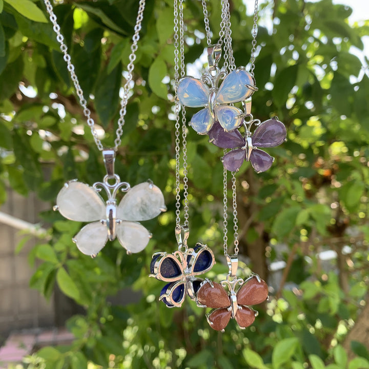 Collar con forma de mariposa y piedras preciosas de cristal natural de Olivenorma
