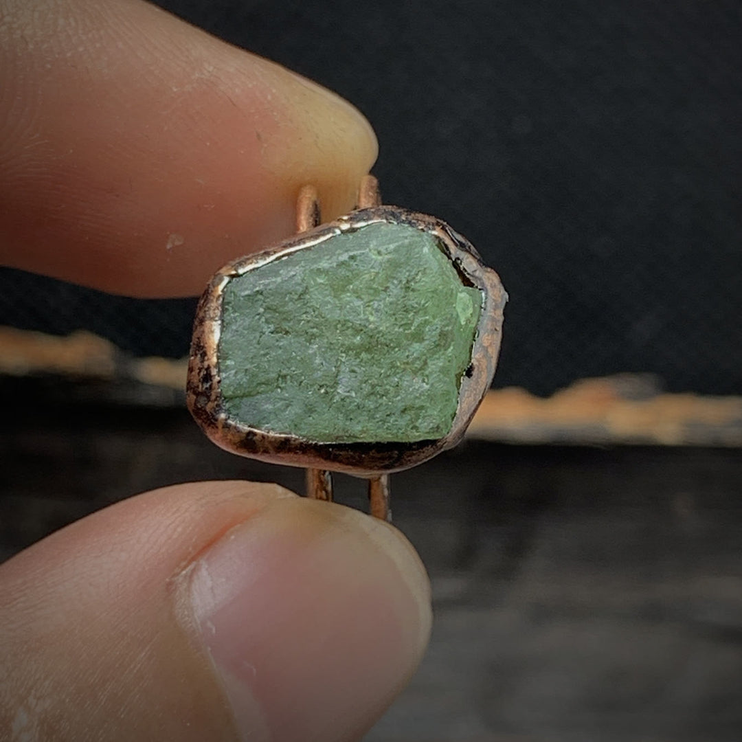 Anillo ajustable con doce piedras de nacimiento de piedra irregular natural en bruto de Olivenorma 