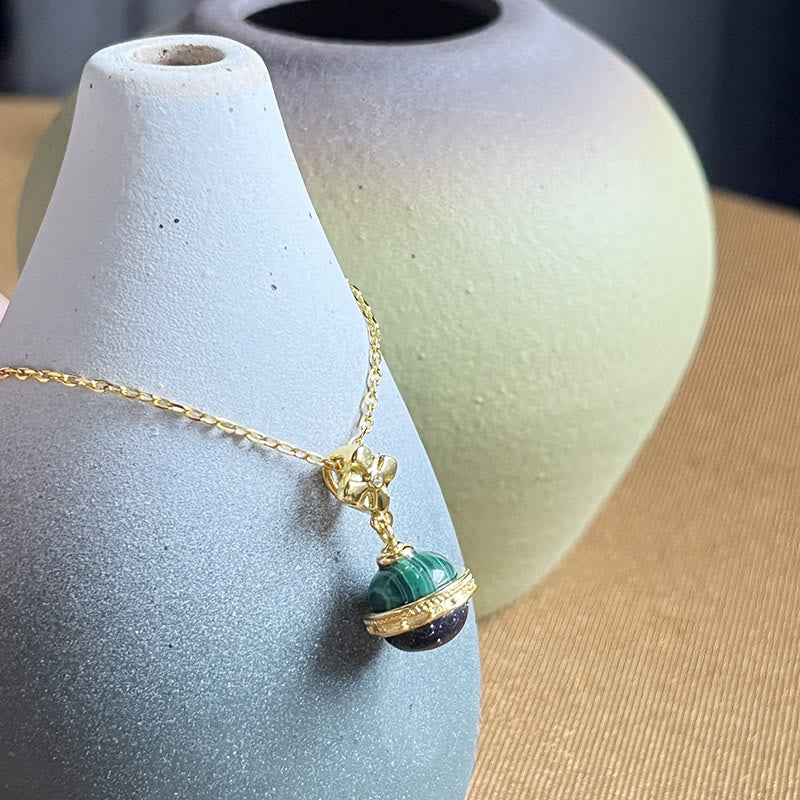 Collar con colgante de esfera de arenisca azul malaquita "Stellar Corona" de Olivenorma