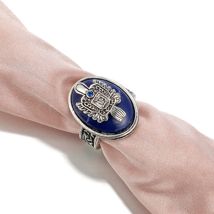Anillo de lapislázuli tallado con estilo punk