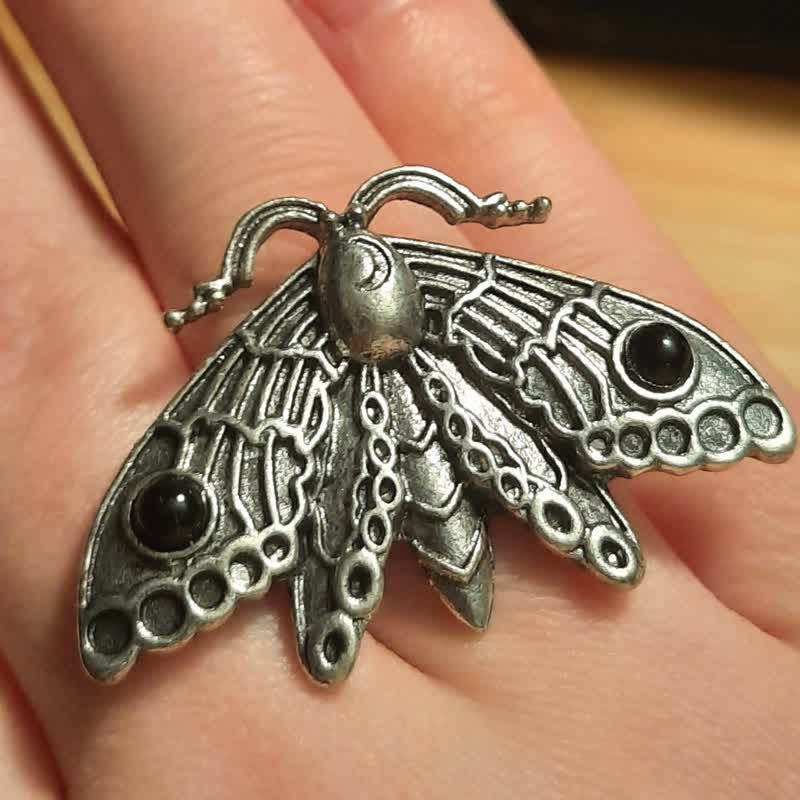 Anillo de bruja con forma de polilla lunar y piedras preciosas de Olivenorma