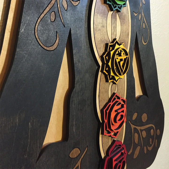 Decoración de pared de madera teñida pintada a mano con el chakra Kundalini de Olivenorma