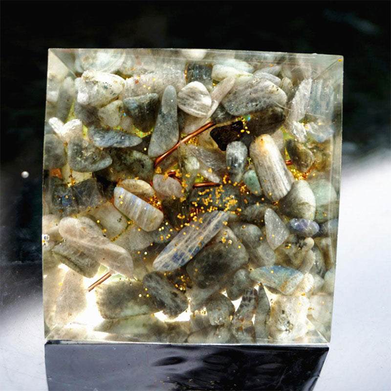Pirámide de orgón con peridoto y piedra lunar gris del árbol de la vida de Olivenorma 