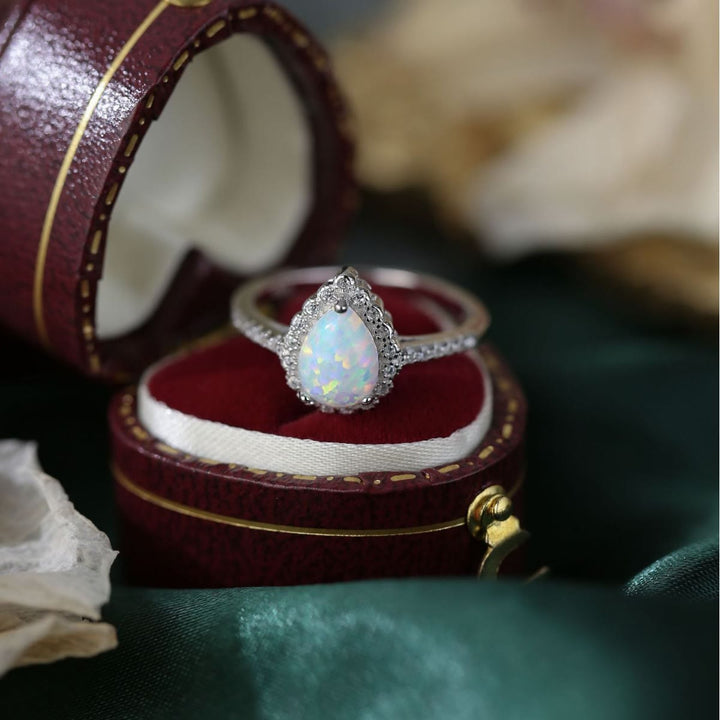 Anillo de compromiso de tres puntas con circonita blanca y ópalo en forma de gota de Olivenorma 