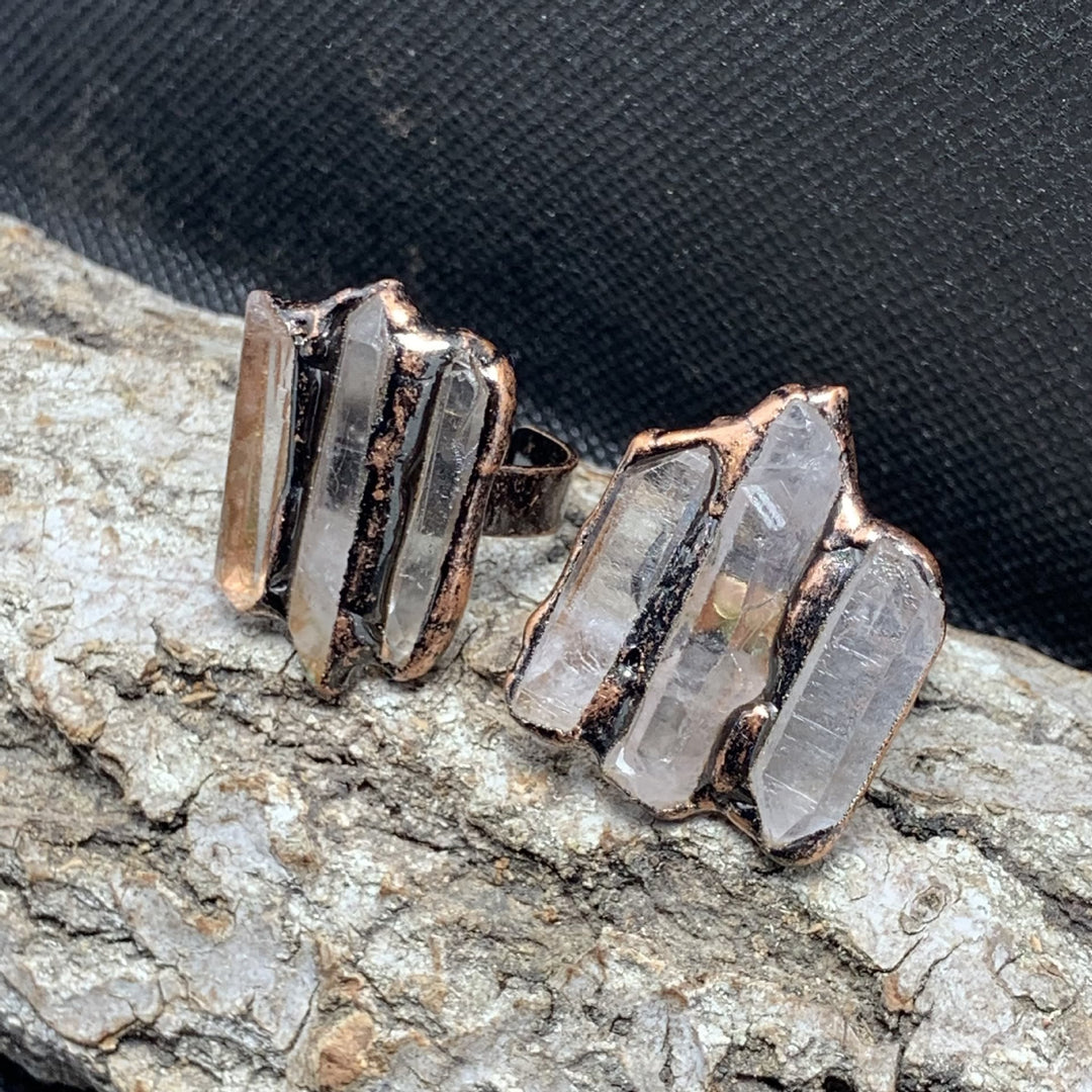 Anillo ajustable de triple combinación irregular de cuarzo transparente natural de Olivenorma 