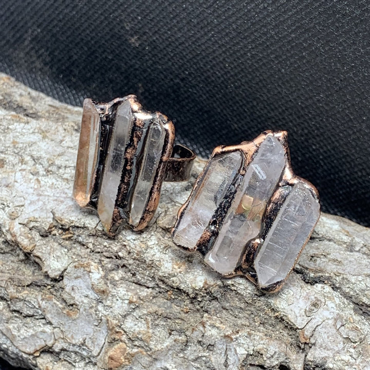 Anillo ajustable de triple combinación irregular de cuarzo transparente natural de Olivenorma 