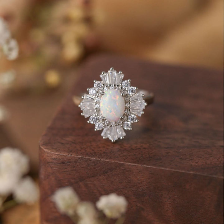 Anillo de plata de ley S925 con circonita blanca y ópalo ovalado de Olivenorma