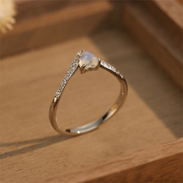 Anillo con diseño de piedra lunar en forma de corazón de Olivenorma 