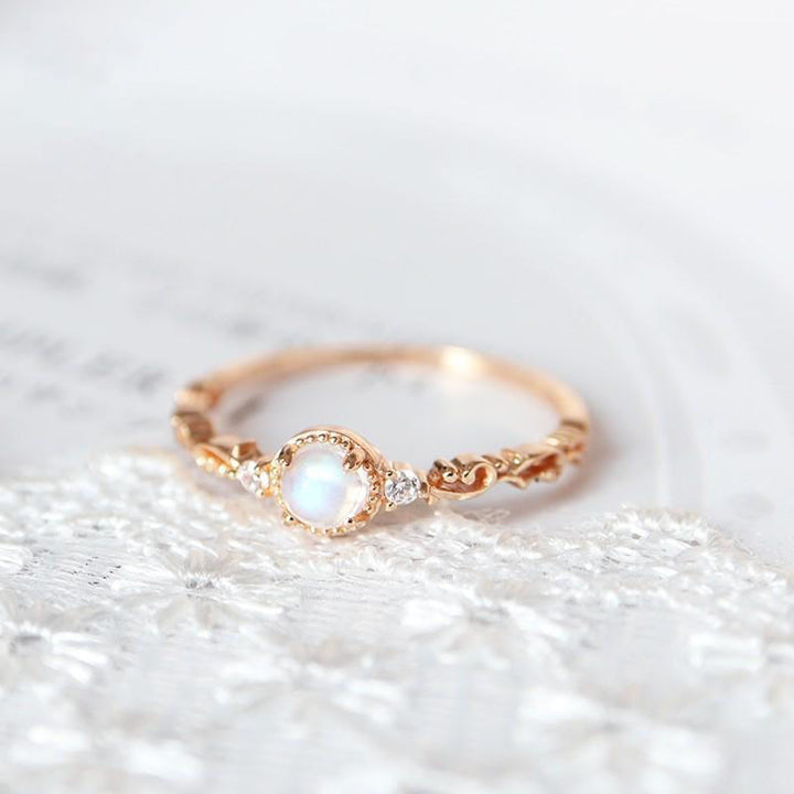 Anillo delicado de circonita y piedra lunar natural de Olivenorma