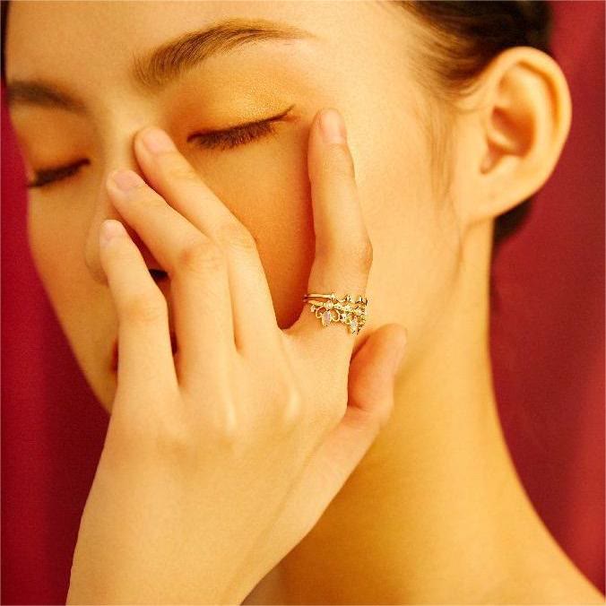 Anillo con corona de Rapunzel y perla de agua dulce opalita de Olivenorma 