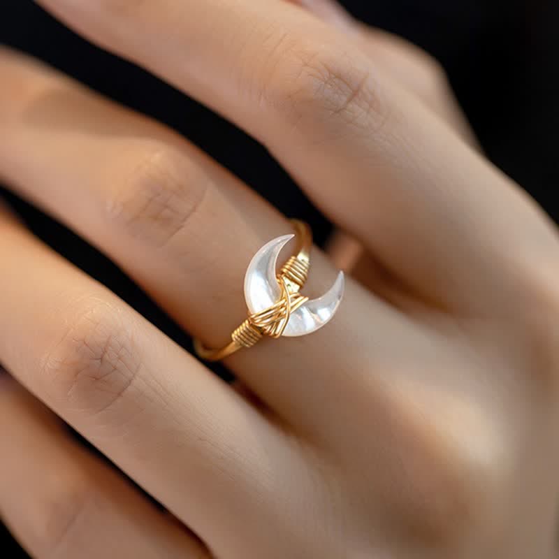 Anillo ajustable abierto con media luna de nácar de Olivenorma