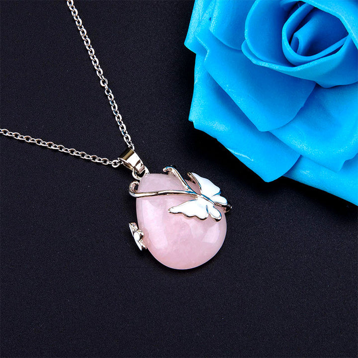 Collar de piedras preciosas con alas de mariposa de cristal.