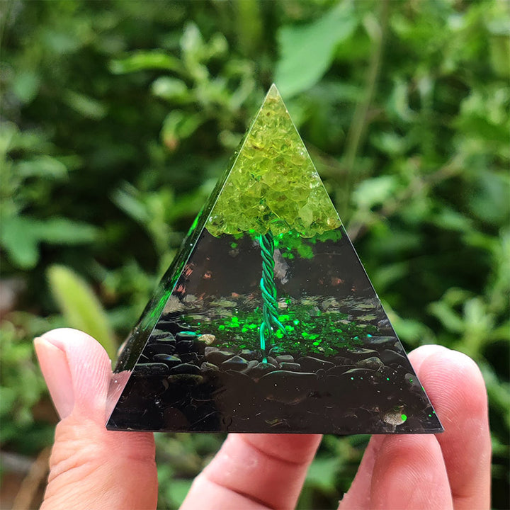 Pirámide de orgón de la suerte de obsidiana de Olivenorma con peridoto