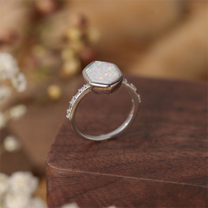 Anillo de circonita áspera con ópalo hexagonal de Olivenorma