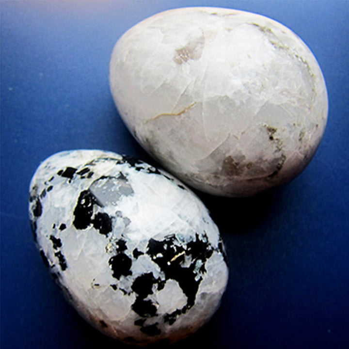 Huevo de cristal de turmalina y piedra lunar de Pascua Nuevos comienzos