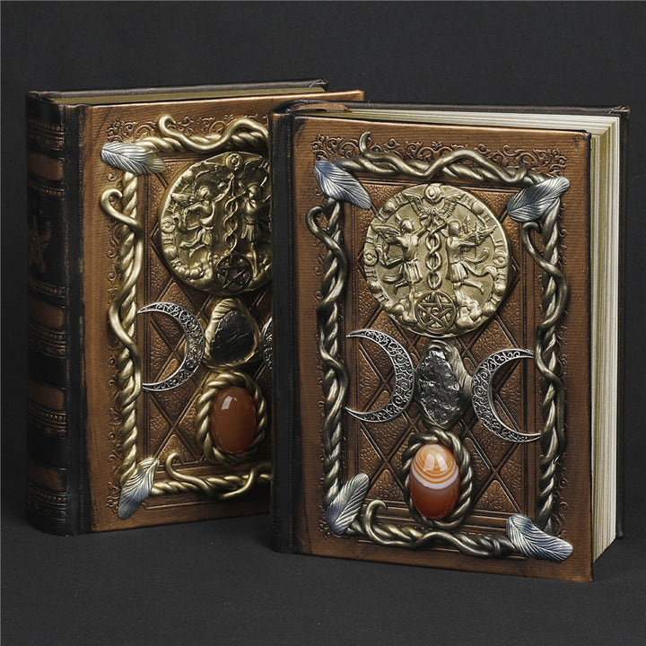 Cuaderno de notas con los signos del zodíaco de la luna, la estrella y el ágata roja de Olivenorma