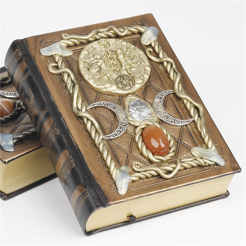 Cuaderno de notas con los signos del zodíaco de la luna, la estrella y el ágata roja de Olivenorma