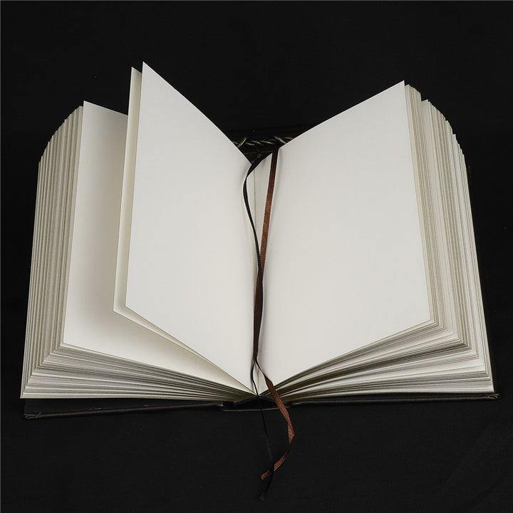 Cuaderno de notas con los signos del zodíaco de la luna, la estrella y el ágata roja de Olivenorma
