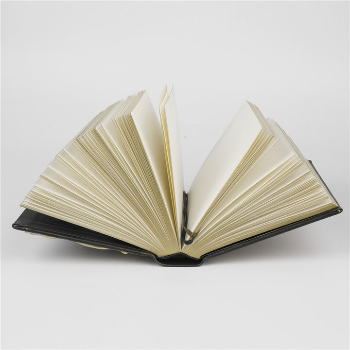 Cuaderno de notas con los signos del zodíaco de la luna, la estrella y el ágata roja de Olivenorma