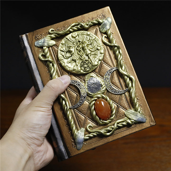 Cuaderno de notas con los signos del zodíaco de la luna, la estrella y el ágata roja de Olivenorma