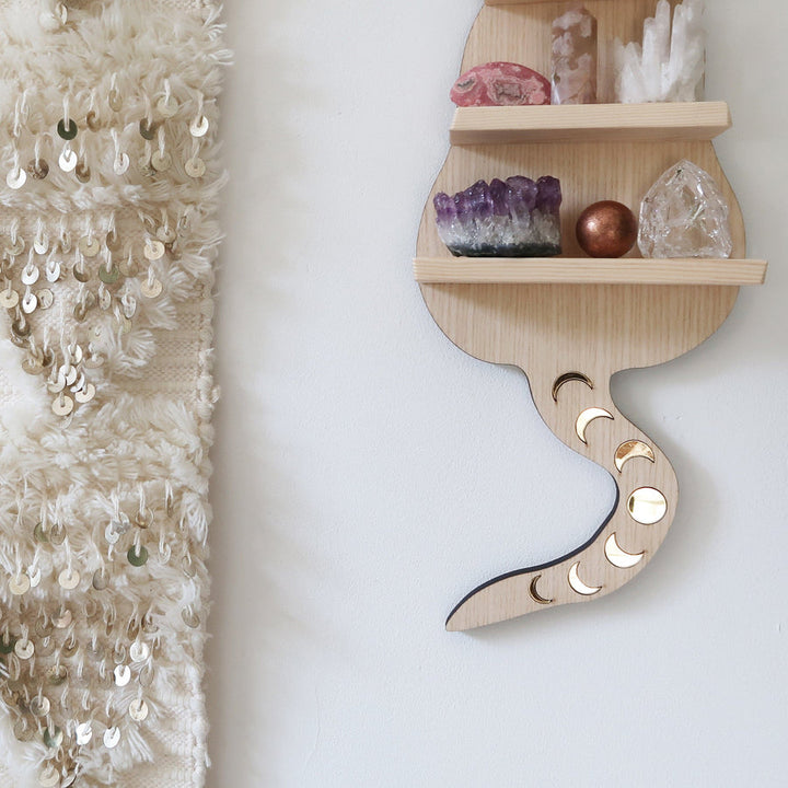 Estantería de cristal con forma de gato de madera clara oscura de Olivenorma