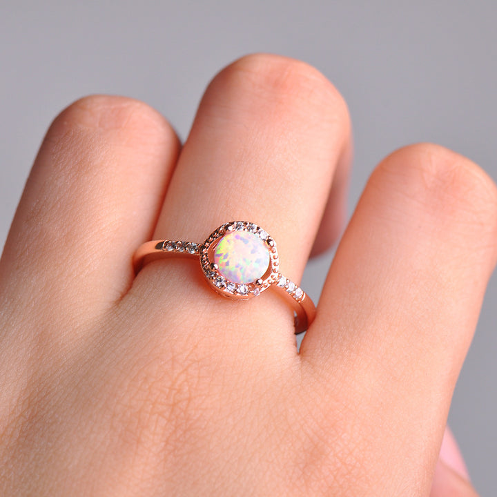 Anillo clásico de cuatro garras con ópalo redondo de Olivenorma 