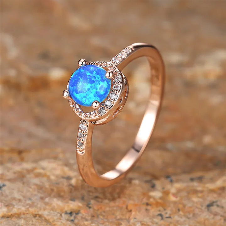 Anillo clásico de cuatro garras con ópalo redondo de Olivenorma 