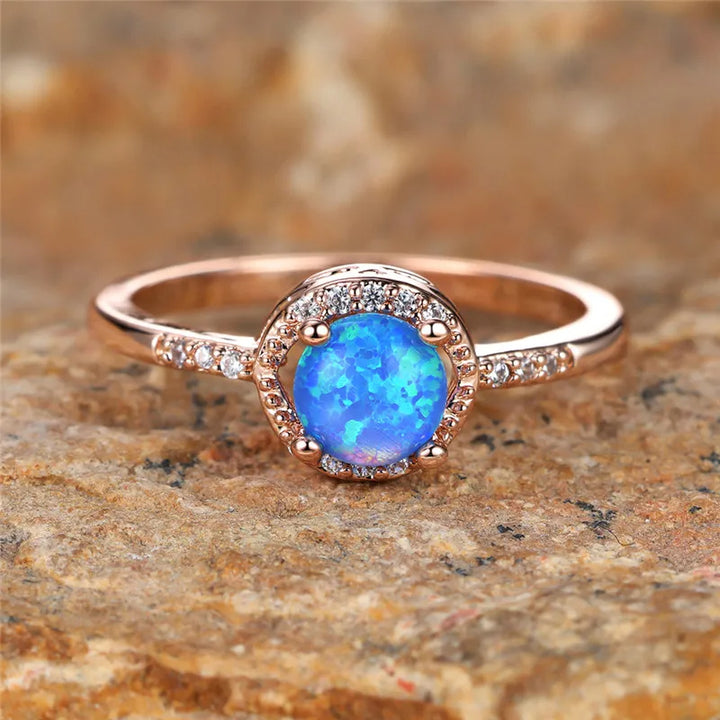 Anillo clásico de cuatro garras con ópalo redondo de Olivenorma 