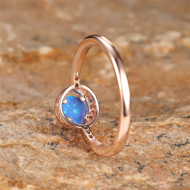 Anillo clásico de cuatro garras con ópalo redondo de Olivenorma 