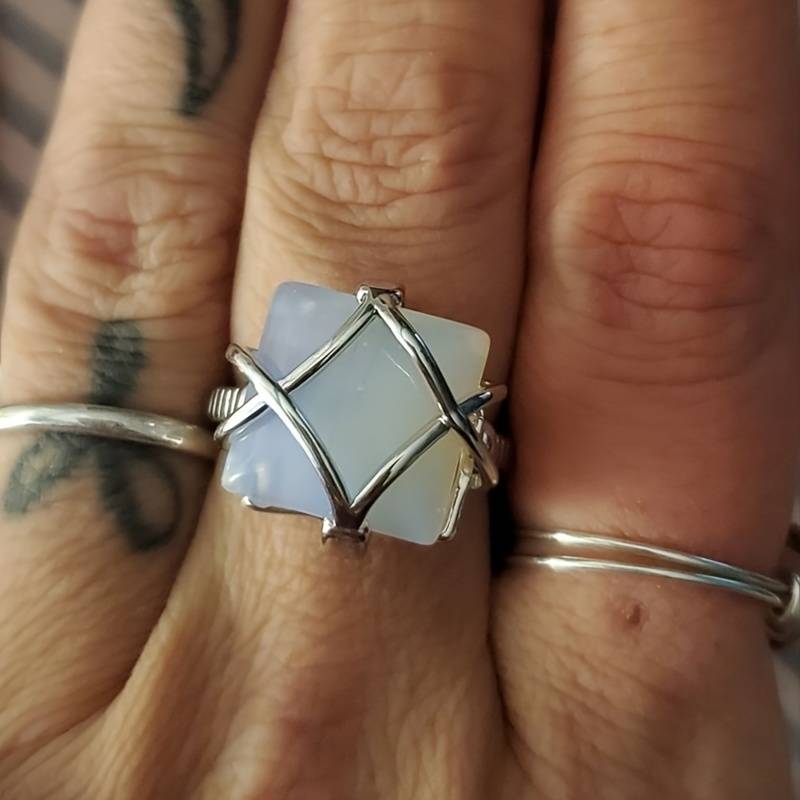Anillo de compromiso de opalita blanca de Olivenorma