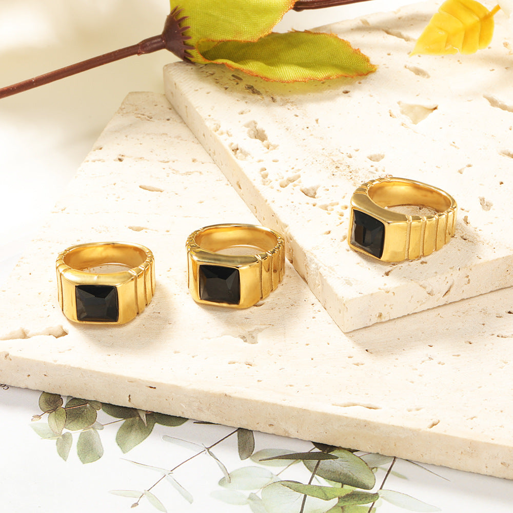 Anillo de acero y titanio con ónix negro cuadrado de Olivenorma