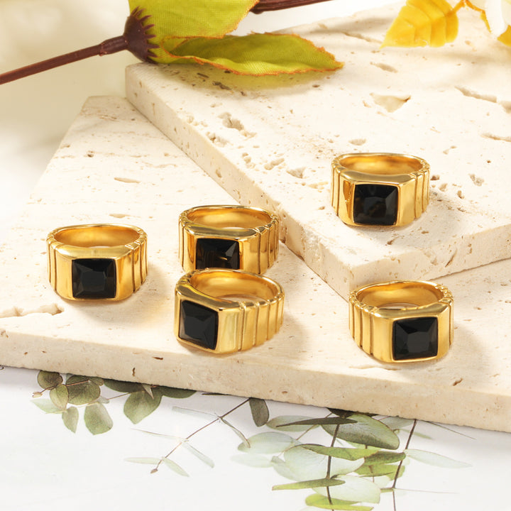 Anillo de acero y titanio con ónix negro cuadrado de Olivenorma