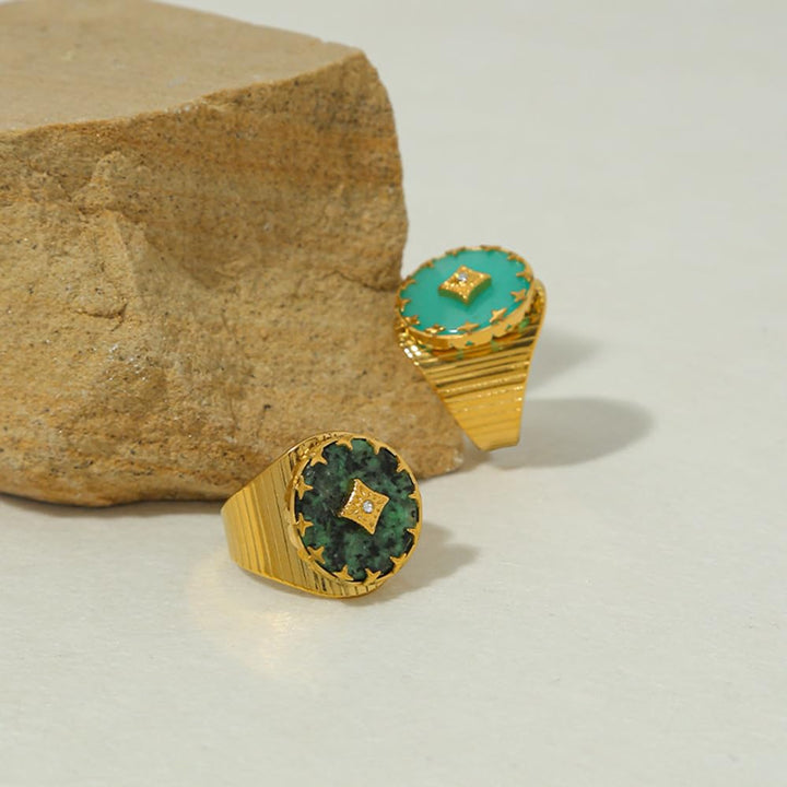 Anillo ajustable abierto con garra de aventurina verde y turquesa africana de Olivenorma
