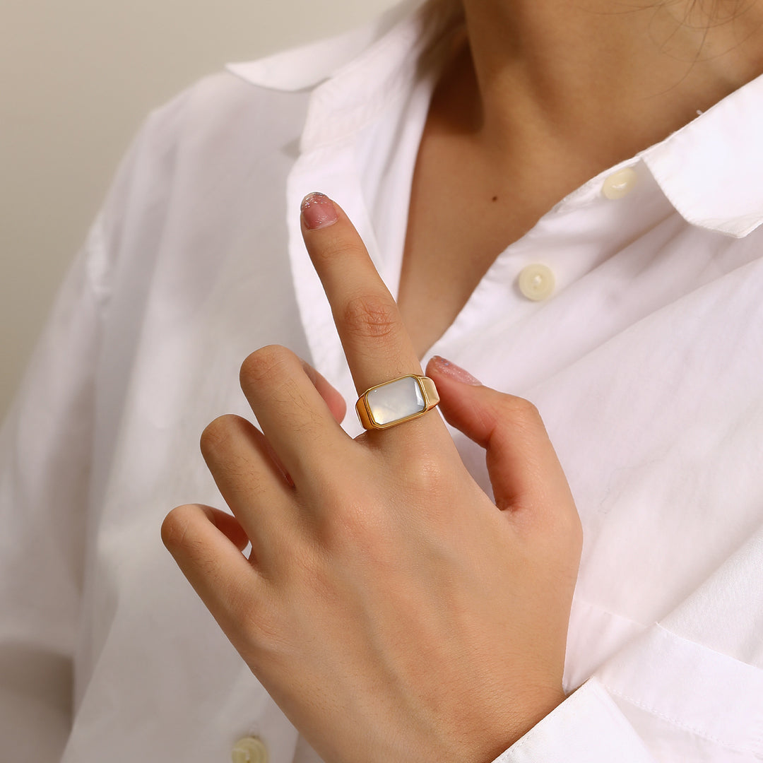 Anillo de acero y titanio con concha de abulón y nácar rectangular de Olivenorma