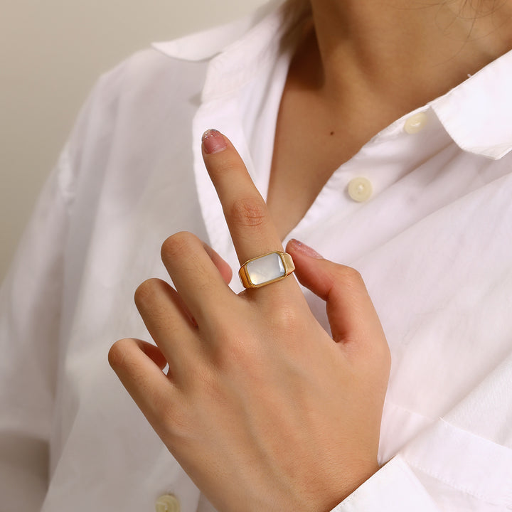 Anillo de acero y titanio con concha de abulón y nácar rectangular de Olivenorma