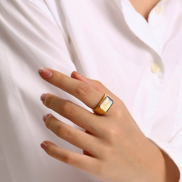 Anillo de acero y titanio con concha de abulón y nácar rectangular de Olivenorma