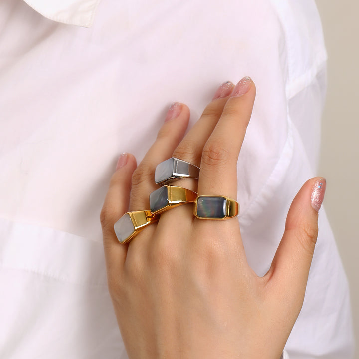 Anillo de acero y titanio con concha de abulón y nácar rectangular de Olivenorma