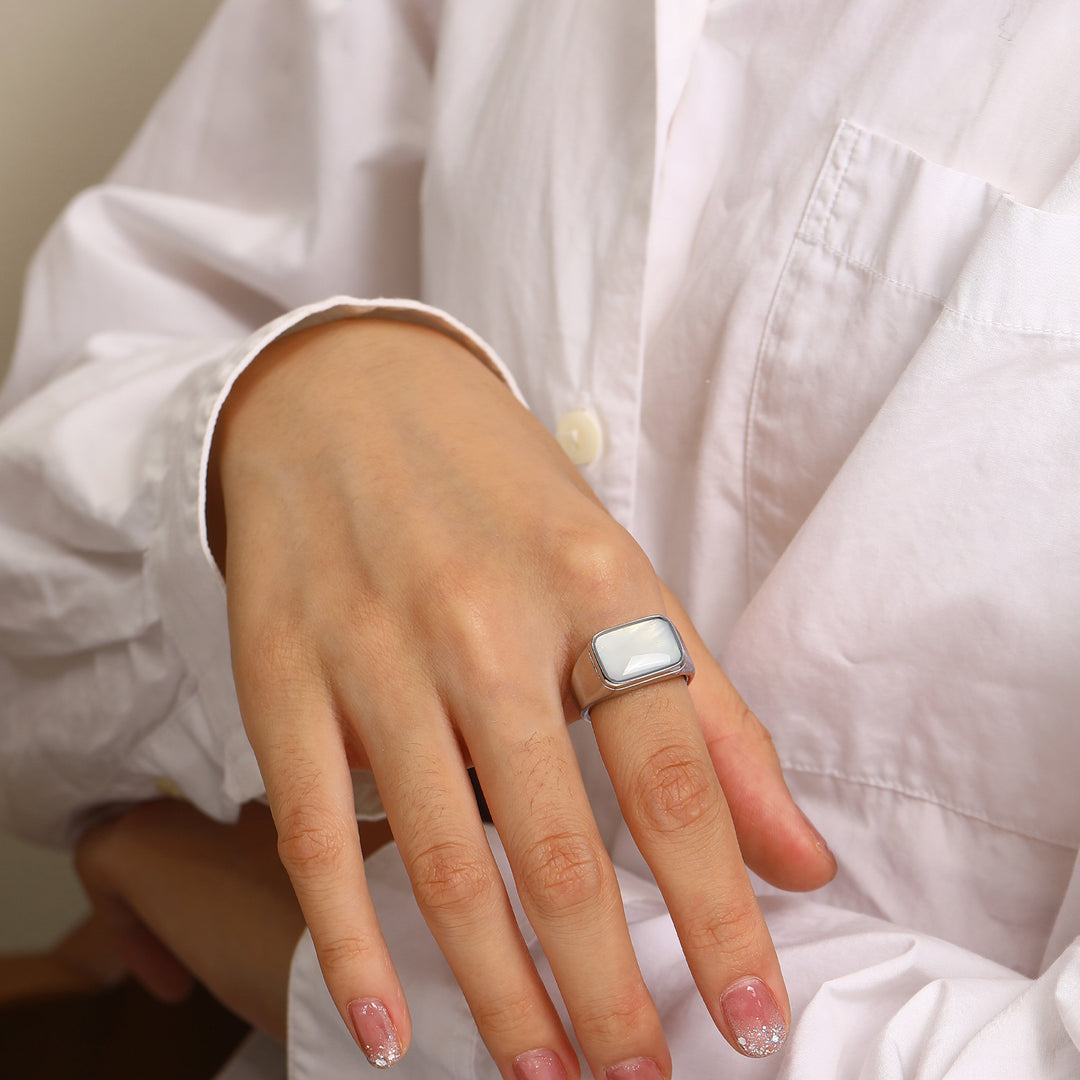 Anillo de acero y titanio con concha de abulón y nácar rectangular de Olivenorma