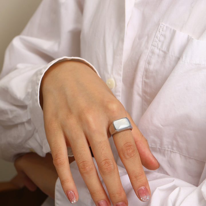 Anillo de acero y titanio con concha de abulón y nácar rectangular de Olivenorma