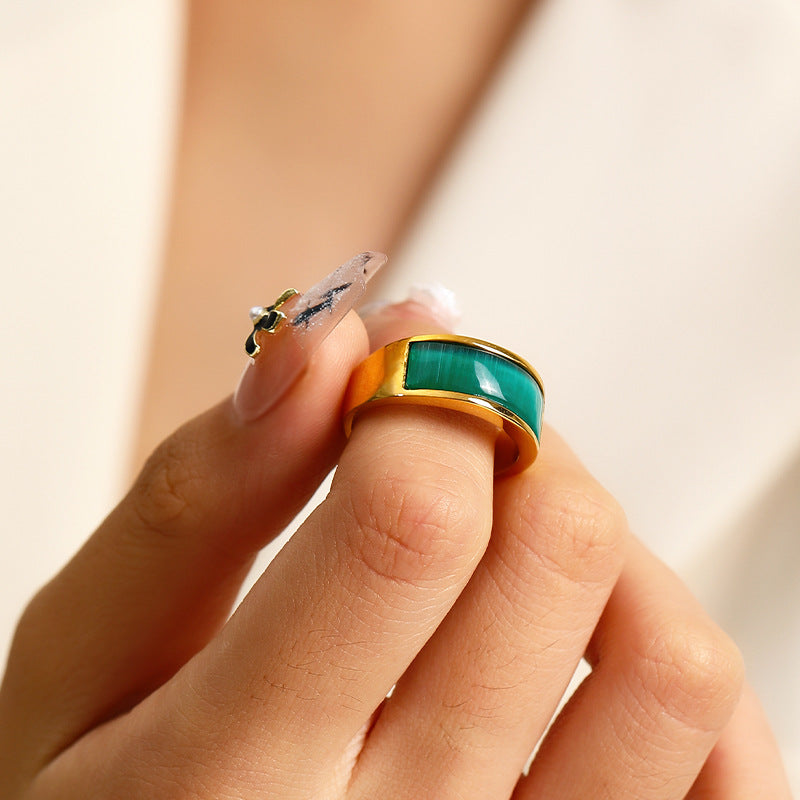 Anillo con piedra de ojo de gato verde de Olivenorma