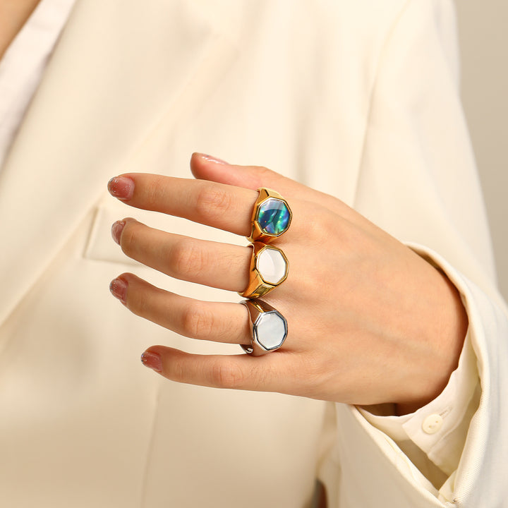 Anillo de concha de abulón y nácar con geometría de Olivenorma