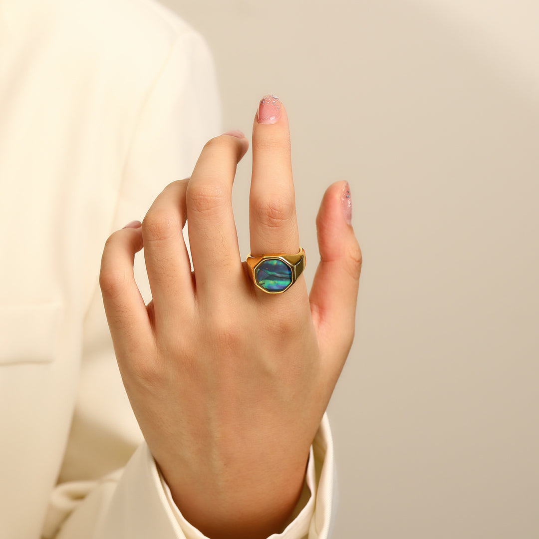 Anillo de concha de abulón y nácar con geometría de Olivenorma