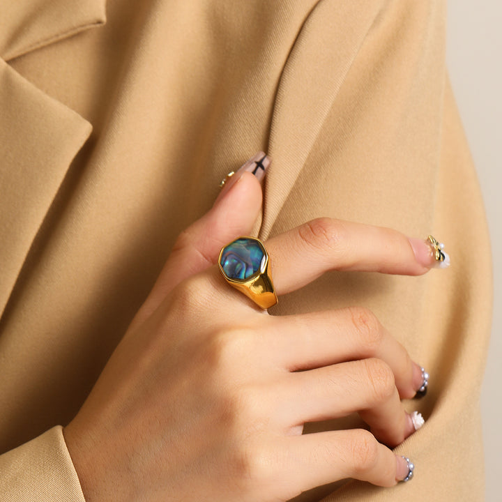Anillo de concha de abulón y nácar con geometría de Olivenorma