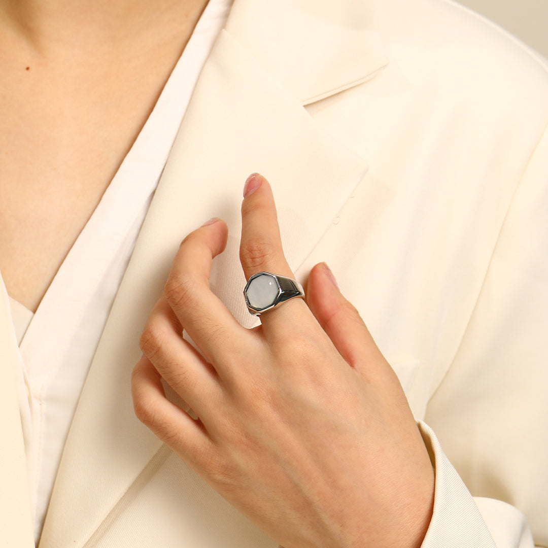 Anillo de concha de abulón y nácar con geometría de Olivenorma