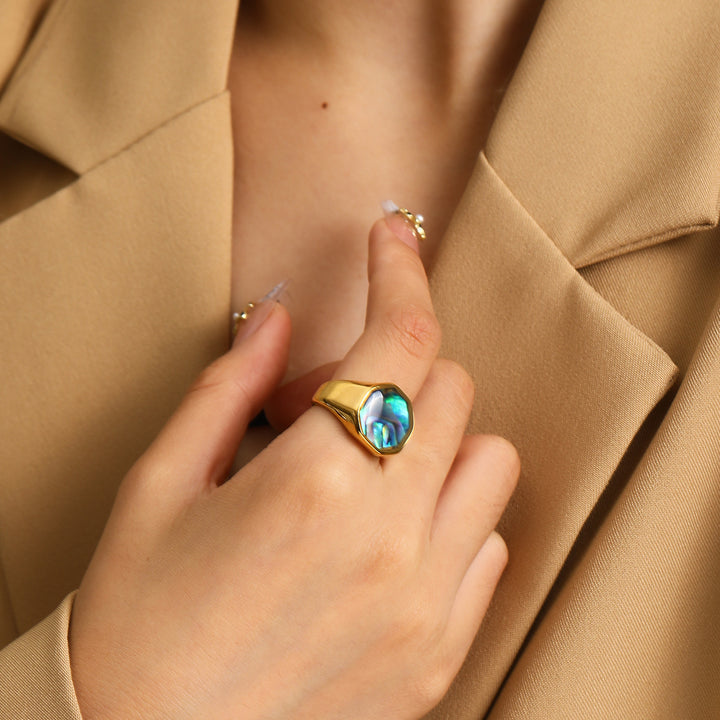 Anillo de concha de abulón y nácar con geometría de Olivenorma